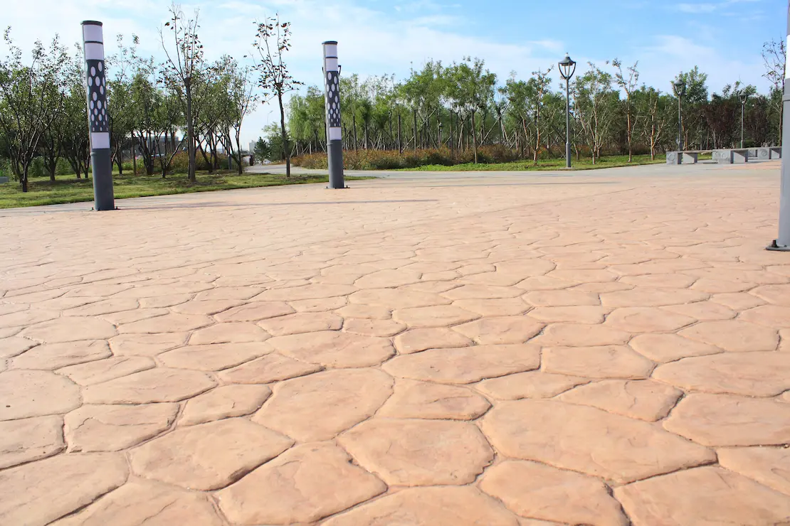 Zona de relax de una academia con piso de concreto estampado en Teruel.